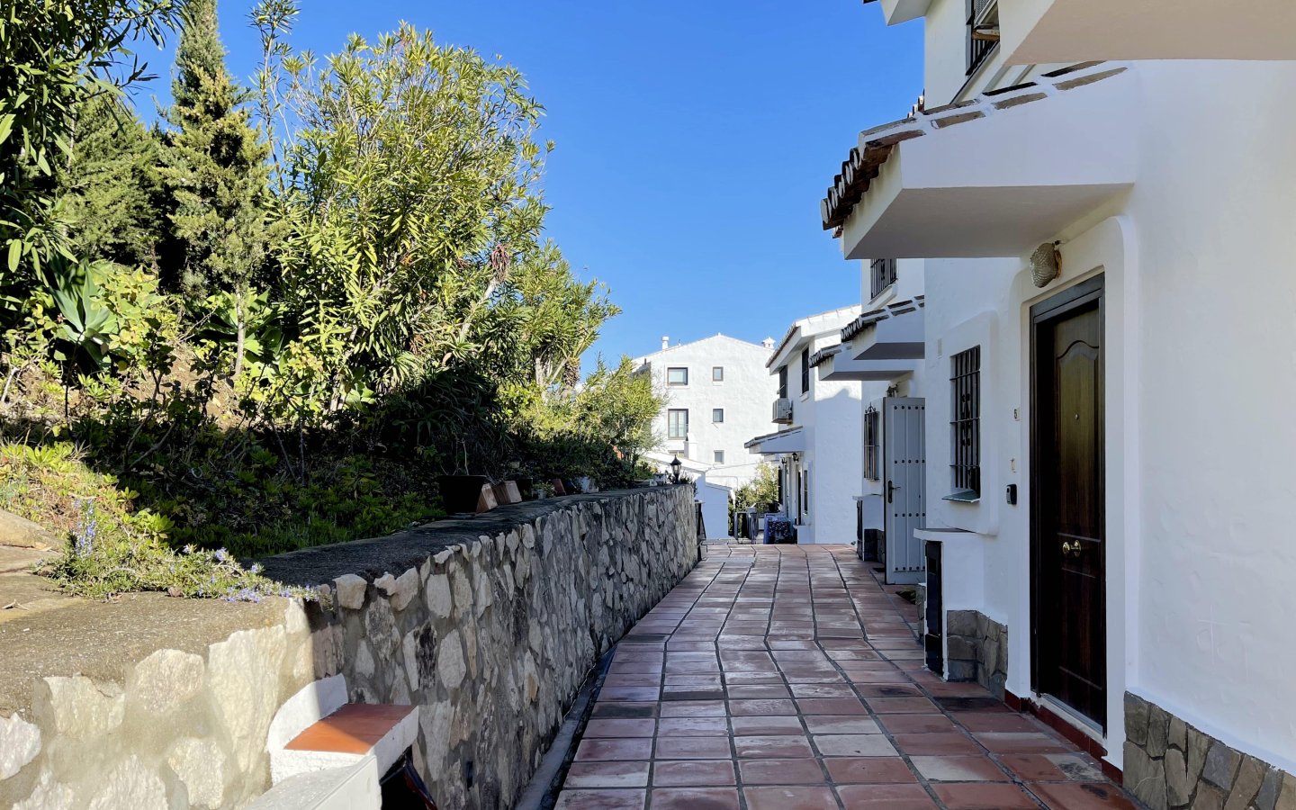 Las Maravillas Townhouse front doors-min