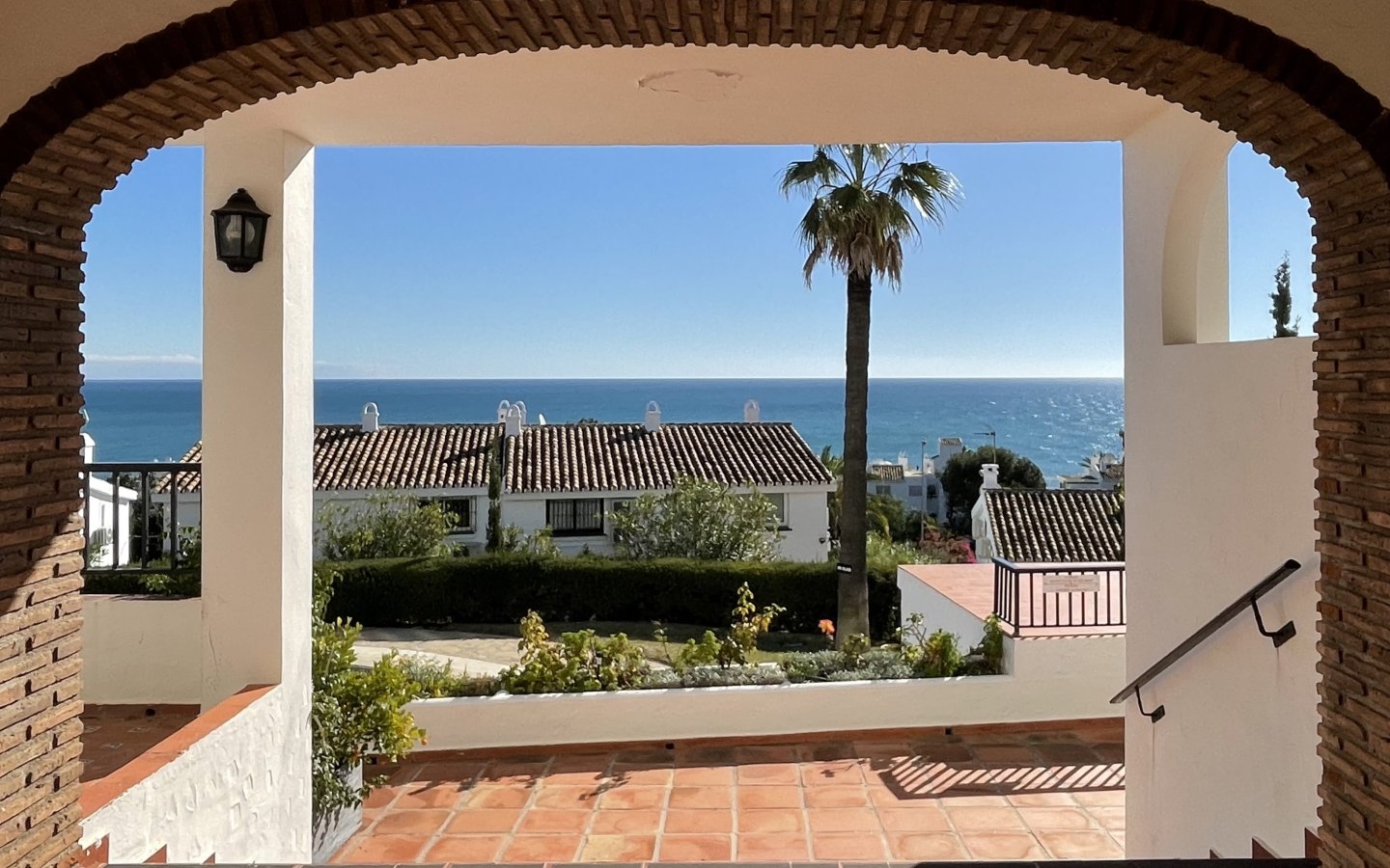 Las Maravillas Townhouse walkway to pool-min