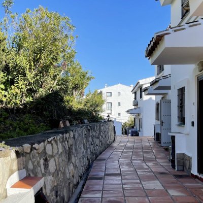 Las Maravillas Townhouse front doors-min