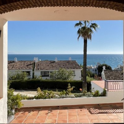 Las Maravillas Townhouse walkway to pool-min