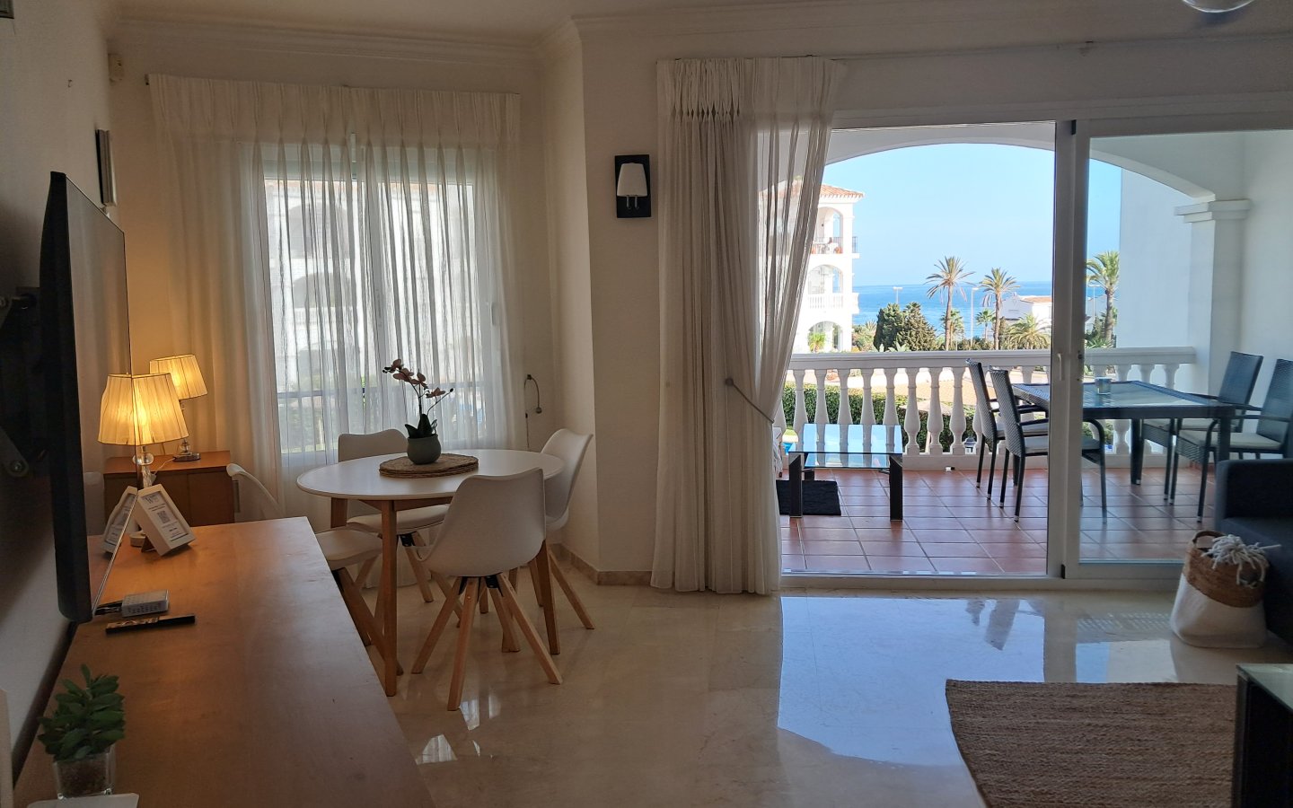 Jazmin - Beautiful lounge with marble tiles Jazmin - Beautiful lounge with marble tiles