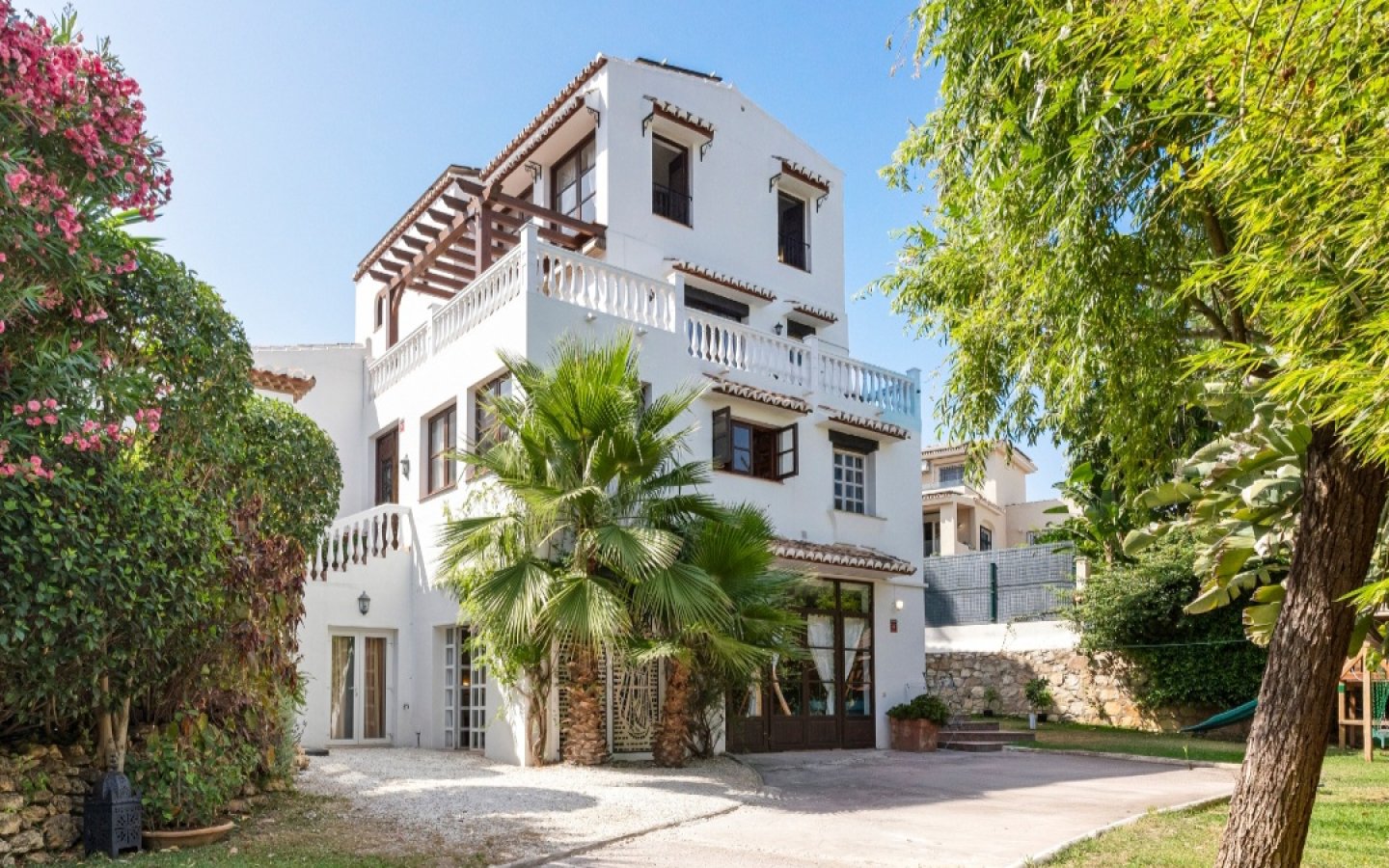Villa & parking