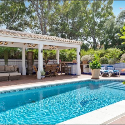 Pool & kitchen