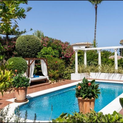 Pool & daybed