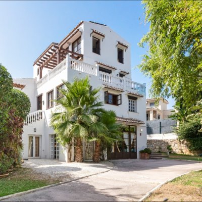 Villa & parking
