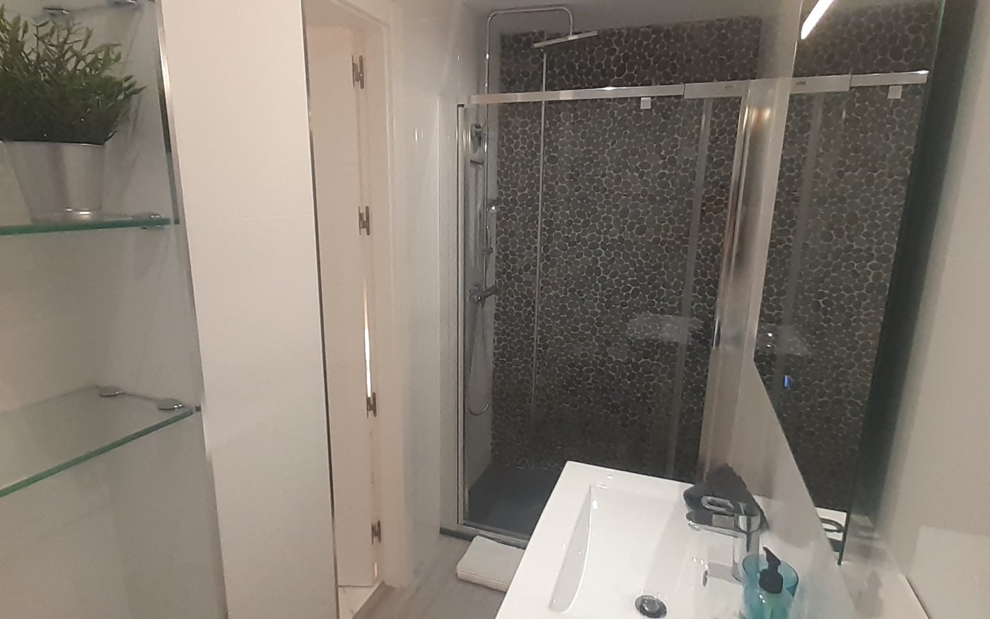 11. Ensuite bathroom-min