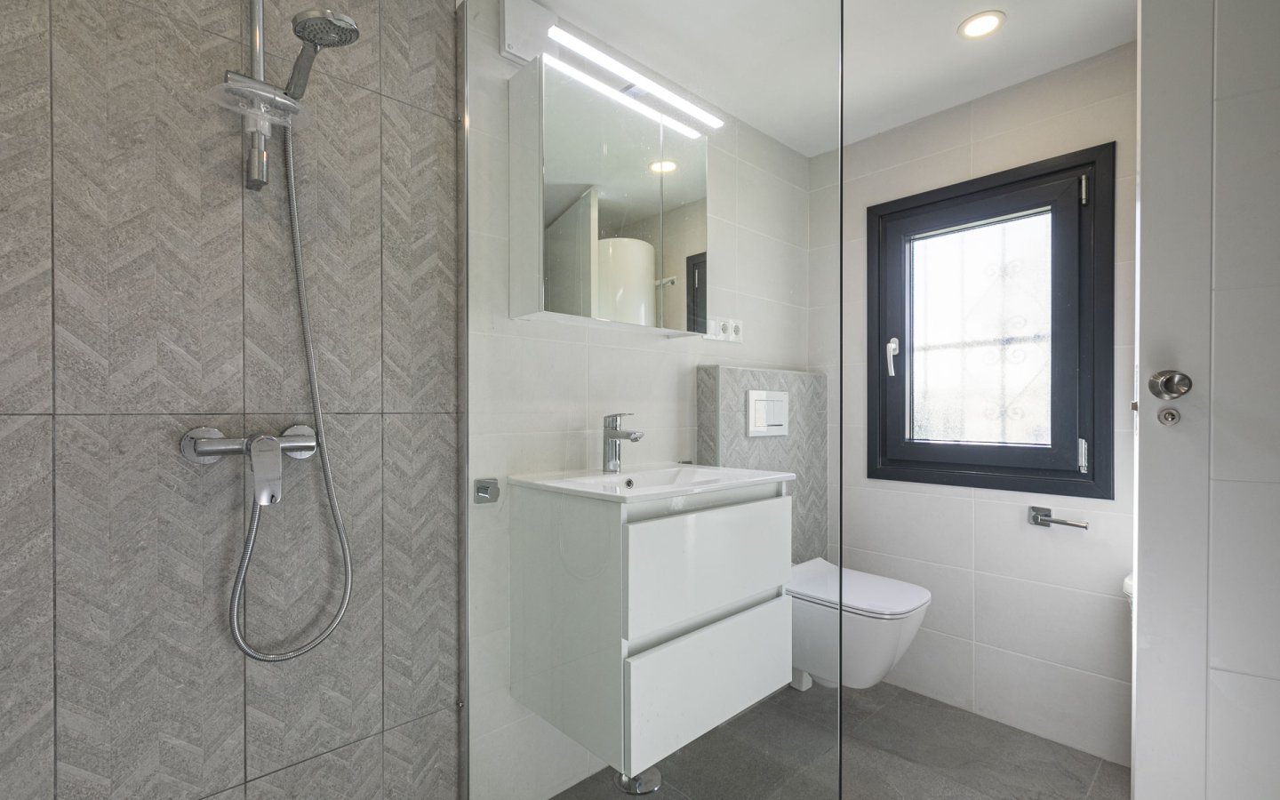 En-suite bathroom
