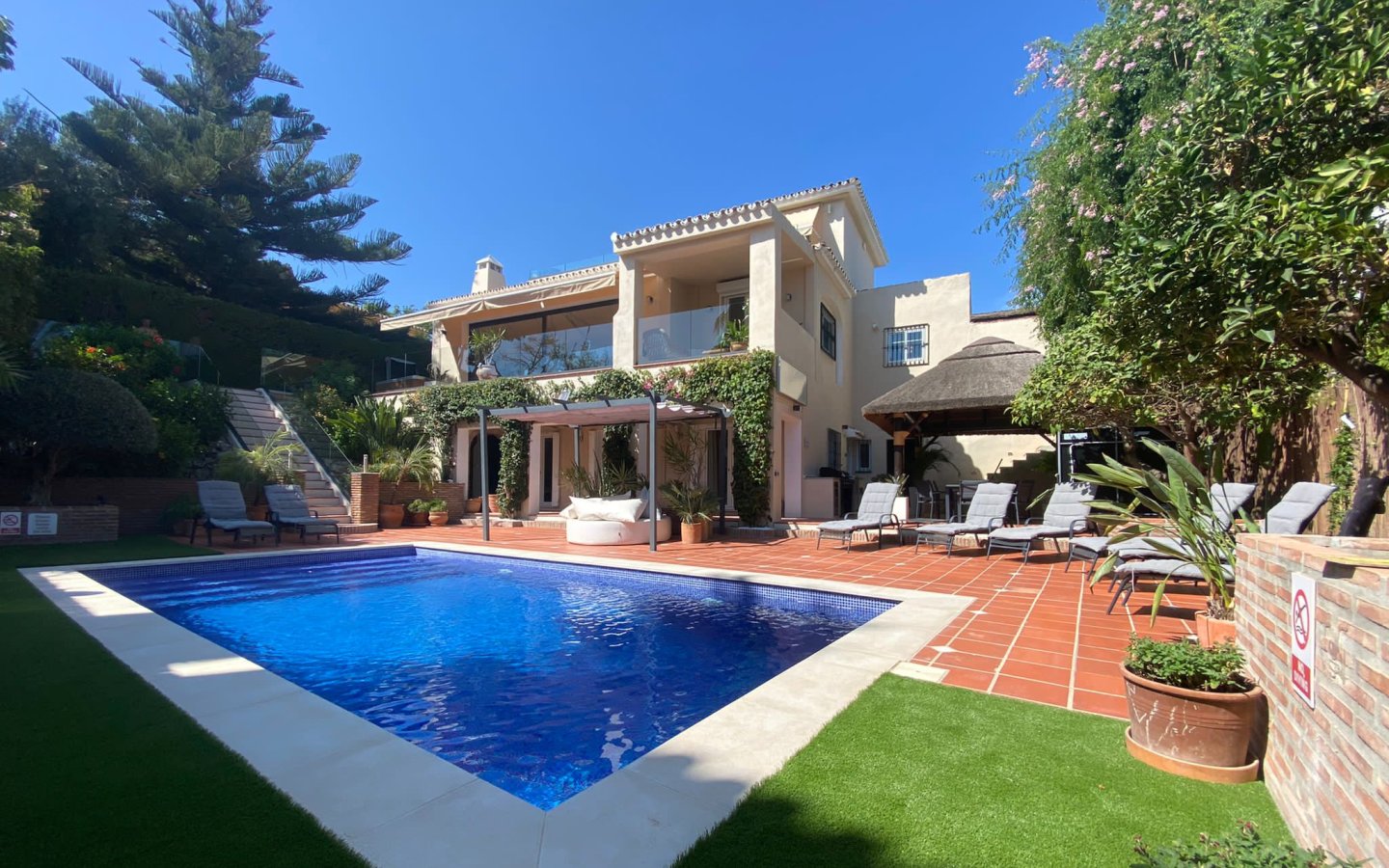3-Bed Villa with 2 bed Apartment 4.5 baths