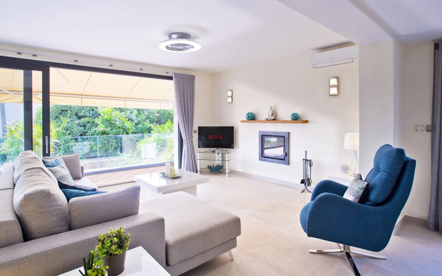 Cielo Azul Lounge with outdoor view