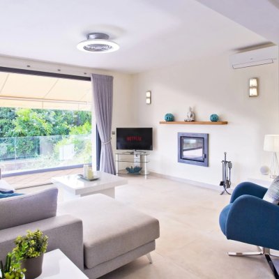 Cielo Azul Lounge with outdoor view