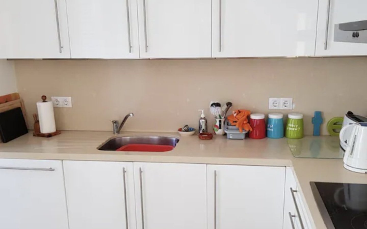 Duplex - Modern kitchen with granite worksurfaces